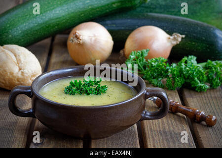 Soupe maison faite à partir de courgettes, oignons, ail et persil et servi avec du pain Banque D'Images