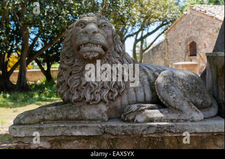 Un lion en pierre sculptée garde l'entrée du château de 14c de Donnafugata, près de Raguse, Sicile, Italie Banque D'Images