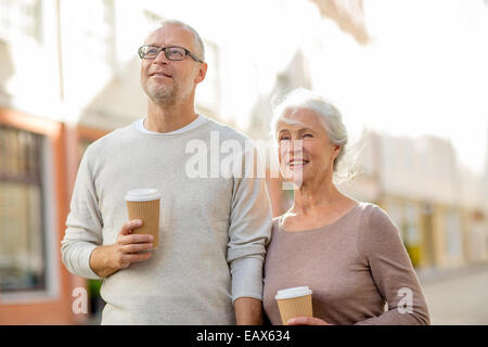 Senior couple on city street Banque D'Images