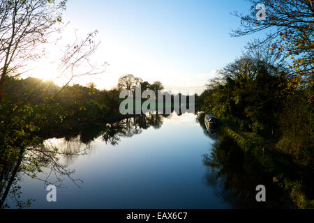 Bateaux à rames au coucher du soleil sur le canal Kennet et Avon Berkshire Banque D'Images