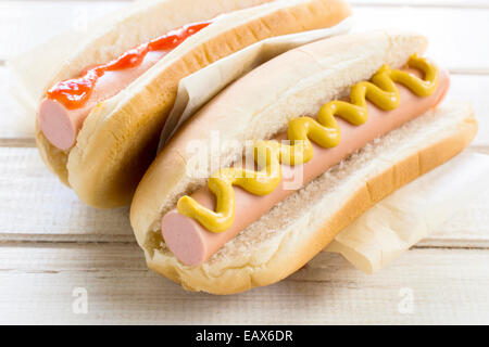 Hot dog avec de la moutarde et du ketchup sur fond de bois,selectve focus Banque D'Images