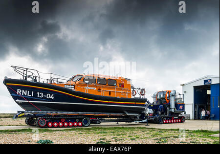 Le relief la classe 'Storm Shannon rider' sur une remorque prêt à être lancé à Dungeness, dans le Kent. Banque D'Images