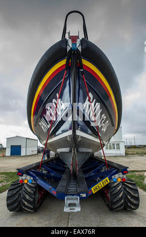 Le relief la classe 'Storm Shannon rider' sur une remorque prêt à être lancé à Dungeness, dans le Kent. Banque D'Images