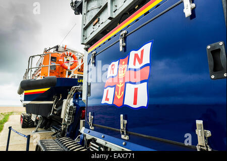 Le relief la classe 'Storm Shannon rider' sur une remorque prêt à être lancé à Dungeness, dans le Kent. Banque D'Images