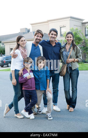 Family posing ensemble sur la rue de banlieue, portrait Banque D'Images