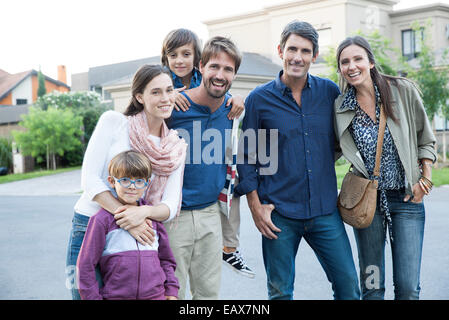 Family posing ensemble sur la rue de banlieue, portrait Banque D'Images