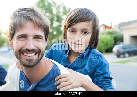 Père et fils, outdoors, portrait Banque D'Images