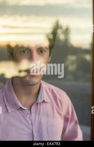 L'homme à la vue de façon introspective Banque D'Images