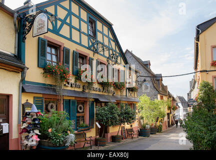 Le Weinhotel colorés en bâtiment à colombages dans la vieille ville viticole de Rüdesheim am Rhein, Hesse, Germany, Europe Banque D'Images