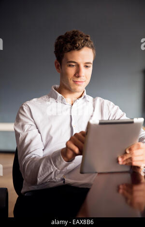 Businessman using digital tablet in office Banque D'Images