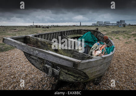 Un vieux bateau de pêche en bois abandonnés sur la plage à Dungeness, dans le Kent. Banque D'Images