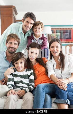 Famille ensemble dans la salle de séjour, portrait Banque D'Images