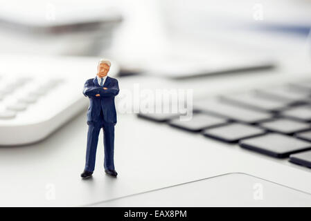 Figurine homme debout sur le clavier de l'ordinateur portable Banque D'Images
