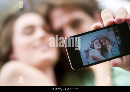 Couple avec smartphone selfies Banque D'Images