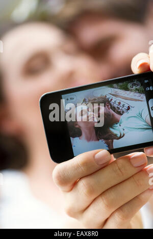 Couple avec smartphone selfies Banque D'Images