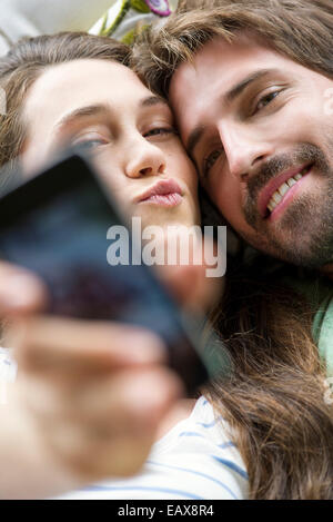 Couple avec smartphone selfies Banque D'Images