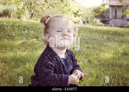 Baby Girl smiling outdoors Banque D'Images