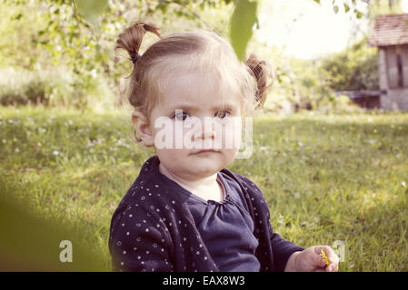 Baby Girl outdoors, portrait Banque D'Images