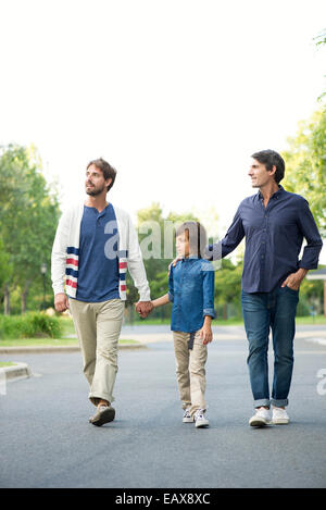 Pères et fils à marcher ensemble à l'extérieur Banque D'Images