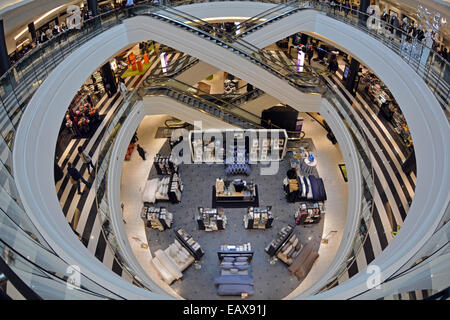 Un objectif fisheye vue de l'intérieur de 3 étages de Bloomingdales à Roosevelt Field Mall à Garden City, Long Island, New York Banque D'Images