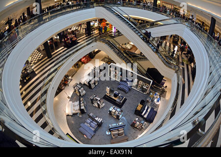 Un objectif fisheye vue de l'intérieur de 3 étages de Bloomingdales à Roosevelt Field Mall à Garden City, Long Island, New York Banque D'Images