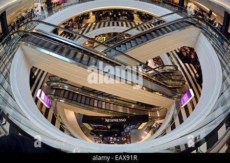 Un objectif fisheye vue de l'intérieur de 3 étages de Bloomingdale's à Roosevelt Field Mall à Garden City, Long Island, New York Banque D'Images