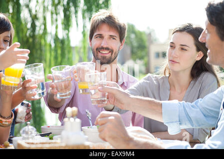 Famille clinking glasses au rassemblement en plein air Banque D'Images