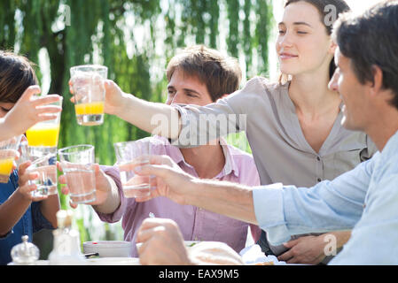 Famille clinking glasses au rassemblement en plein air Banque D'Images