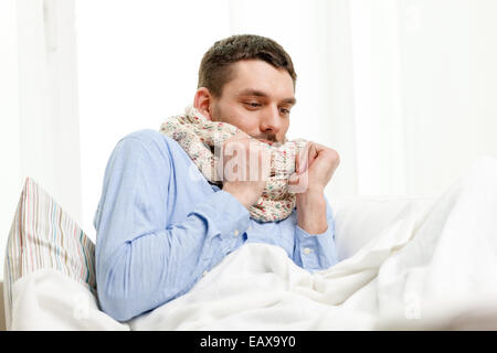 Mauvais homme portant un foulard dans mon lit à la maison Banque D'Images