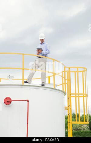 L'inspection des réservoirs de stockage de produits chimiques ingénieur Banque D'Images