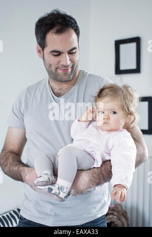 Père holding baby girl Banque D'Images