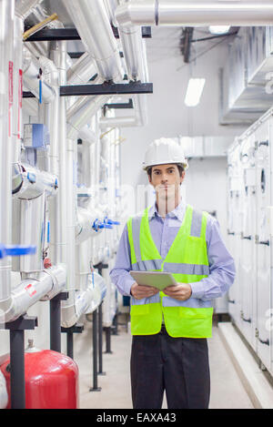 Technicien travaillant dans l'industrie Banque D'Images