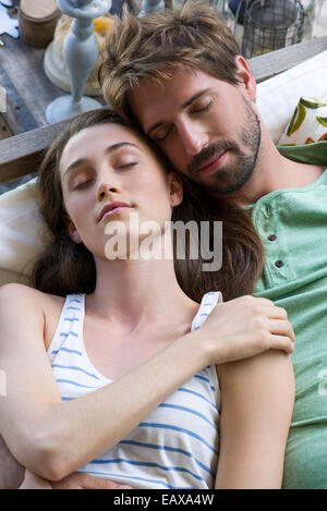 Jeune couple reclining ensemble Banque D'Images