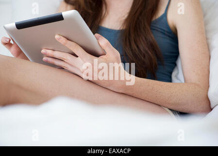 Woman using digital tablet Banque D'Images