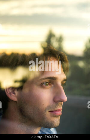 Man looking out window qui envisagent un avenir plein de potentiel Banque D'Images