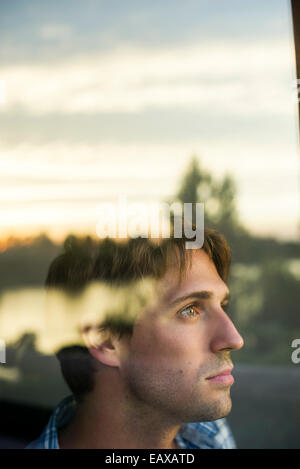 Man looking at view avec de l'air mélancolique Banque D'Images