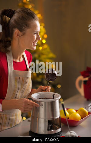 Happy housewife faire apple en lustre de chocolat Banque D'Images