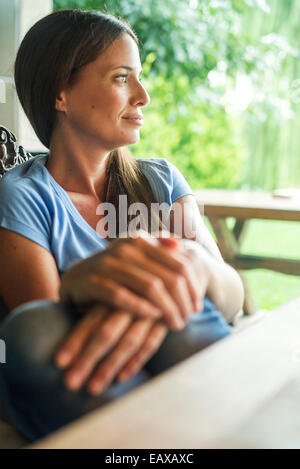 Woman enjoying comtemplative moment seul Banque D'Images