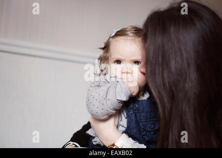 Mère fille bébé sulky réconfortant Banque D'Images