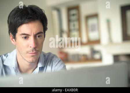 L'homme regardant l'ordinateur portable Banque D'Images