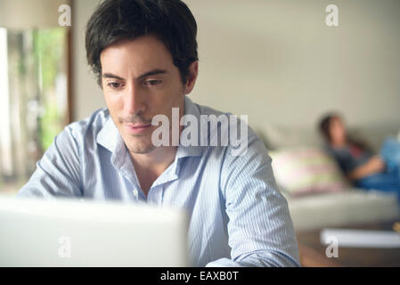 Man using laptop computer Banque D'Images