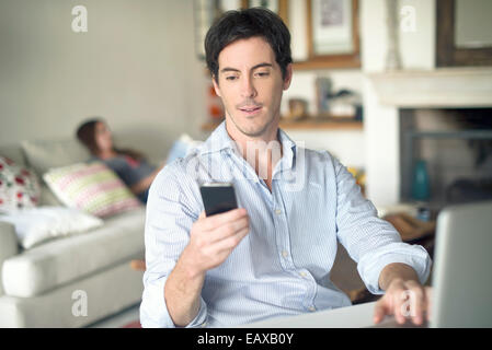 Man looking at cell phone Banque D'Images