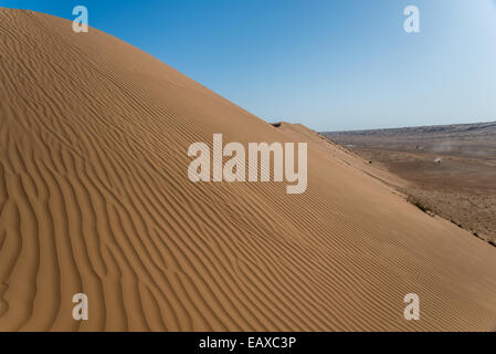 Les ondulations délicates sur une dune de sable dans le désert d'Oman. Banque D'Images