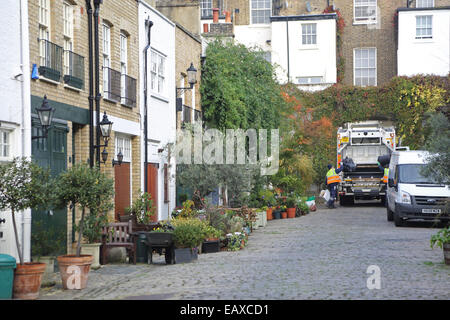 Refuser est recueilli dans les Mews Street à Londres Bayswater riches du district. Banque D'Images