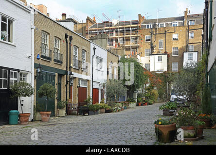 Un typique Mews Street à Londres Bayswater riches du district. Les maisons étaient autrefois des écuries et vendent maintenant depuis plus de 2 millions de livres Banque D'Images