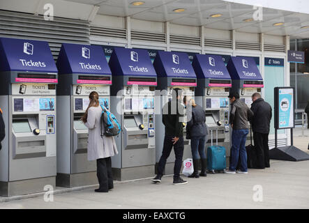 Les passagers utilisant des machines automatique de billets pour acheter des billets de train à l'extérieur de Londres, London Bridge railway station Banque D'Images