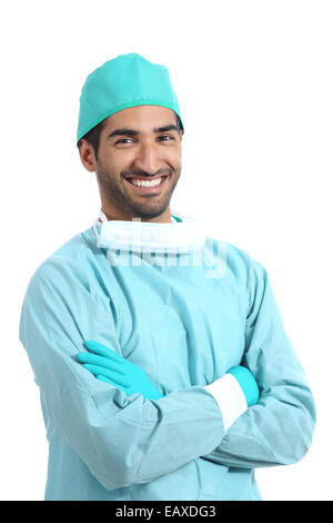 Médecin Chirurgien arabe homme posant debout les bras croisés isolé sur fond blanc Banque D'Images