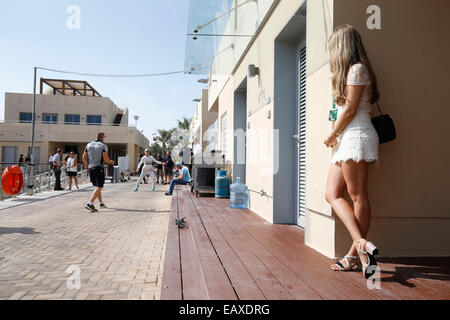 Abu Dhabi, Emirats Arabes Unis. 20 novembre, 2014. Sport Automobile : Championnat du Monde de Formule 1 de la FIA 2014, Grand Prix d'Abu Dhabi, Vivian, épouse de # 6 Nico Rosberg (GER, Mercedes AMG Petronas F1 Team) Crédit : afp photo alliance/Alamy Live News Banque D'Images