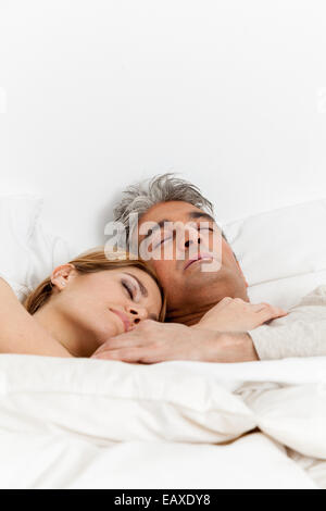 Couple pacifique dormir ensemble Banque D'Images