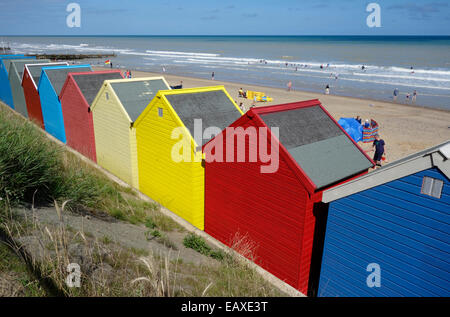 Rangée de cabines colorées à la plage à Mundesley, Norfolk Banque D'Images